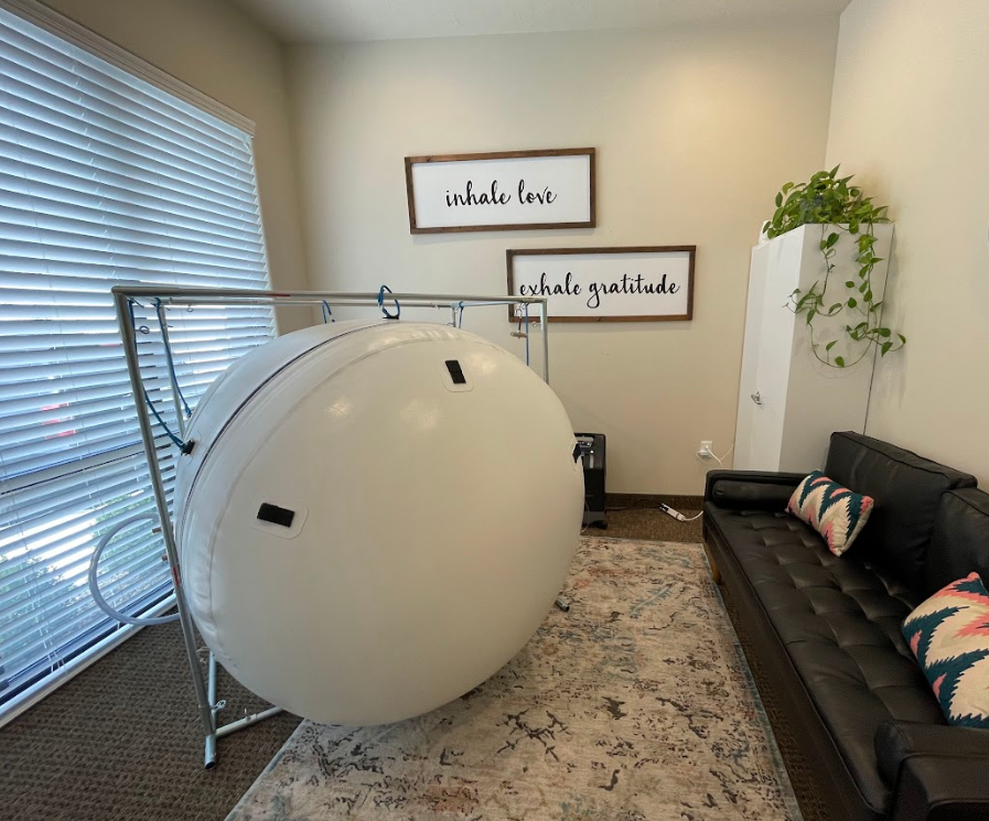 Hyperbaric oxygen therapy chamber