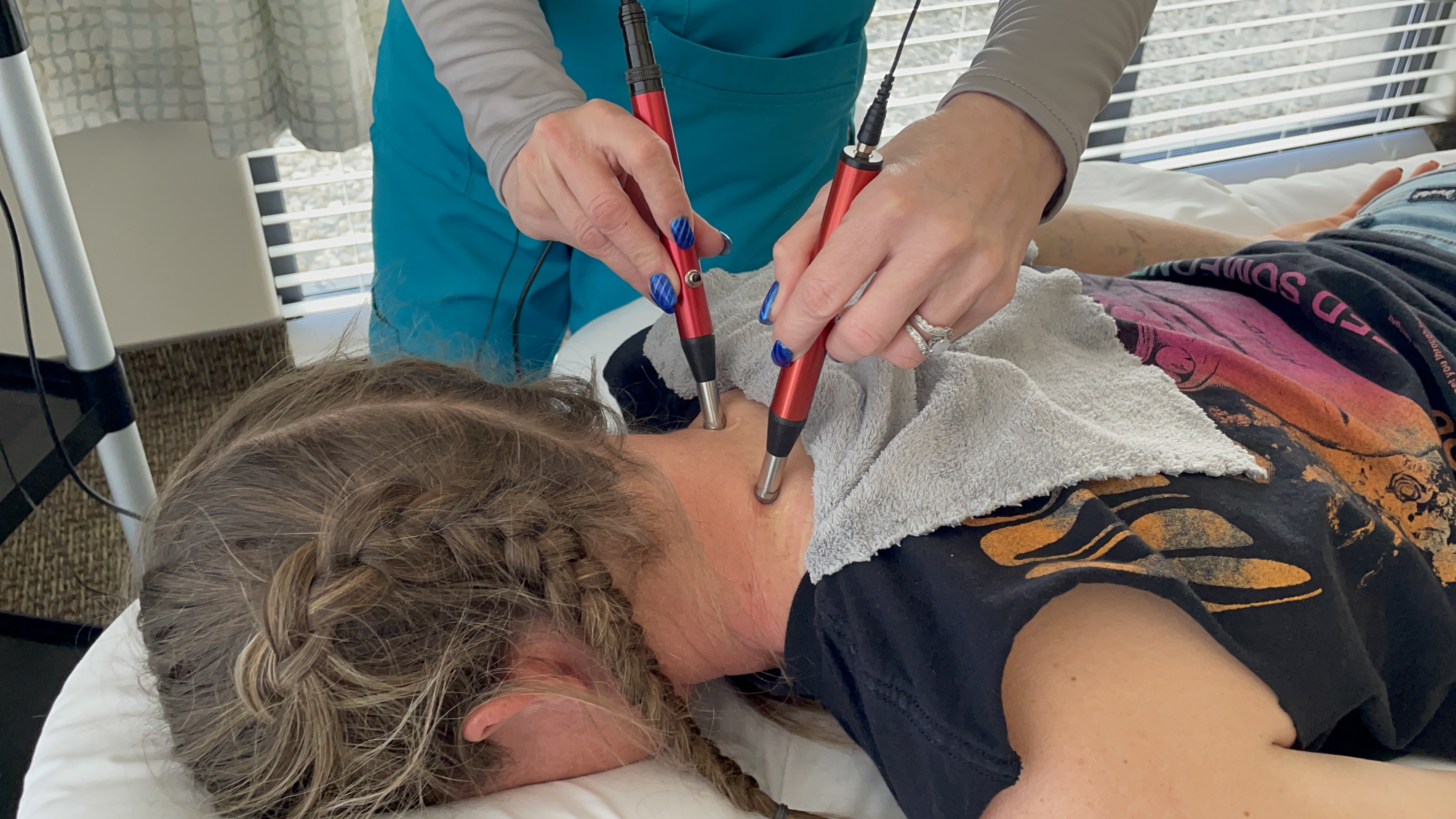 BioElectrical Microcurrent therapy session with Acuscope and Myopulse